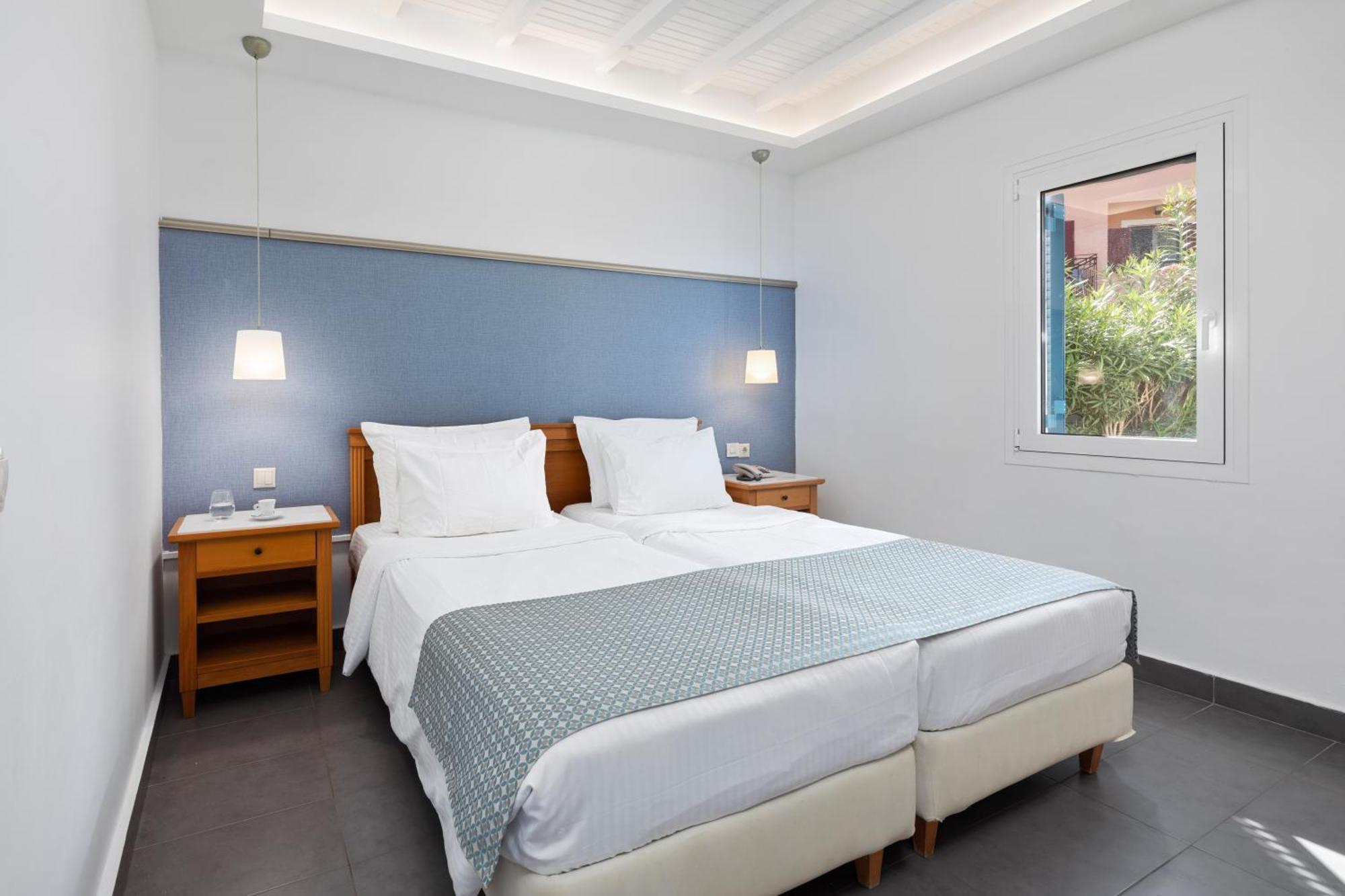 Sentido Apollo Palace Mesongí Exterior photo A bedroom at the hotel