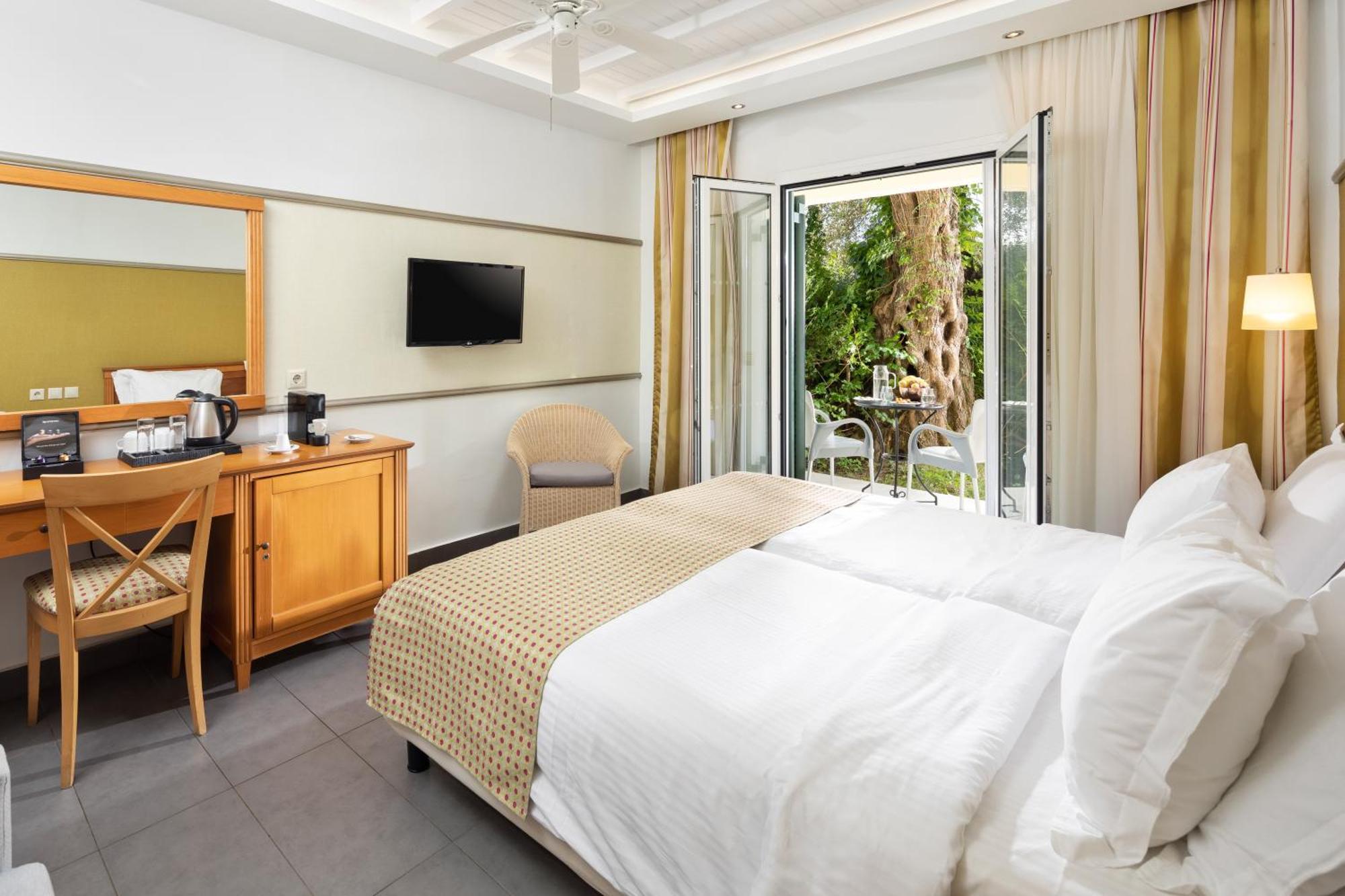 Sentido Apollo Palace Mesongí Exterior photo A room at the hotel