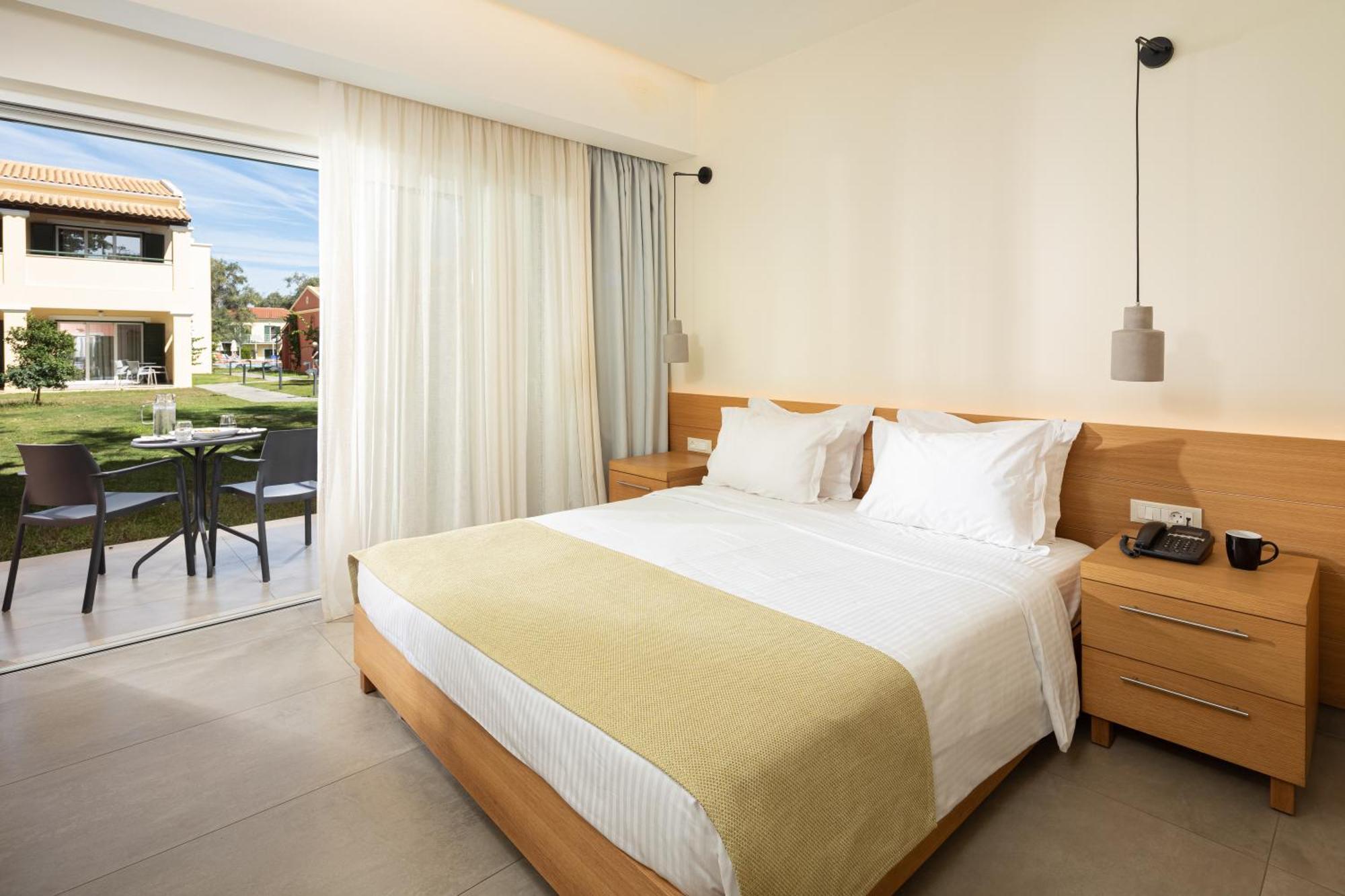 Sentido Apollo Palace Mesongí Exterior photo A bedroom at the resort