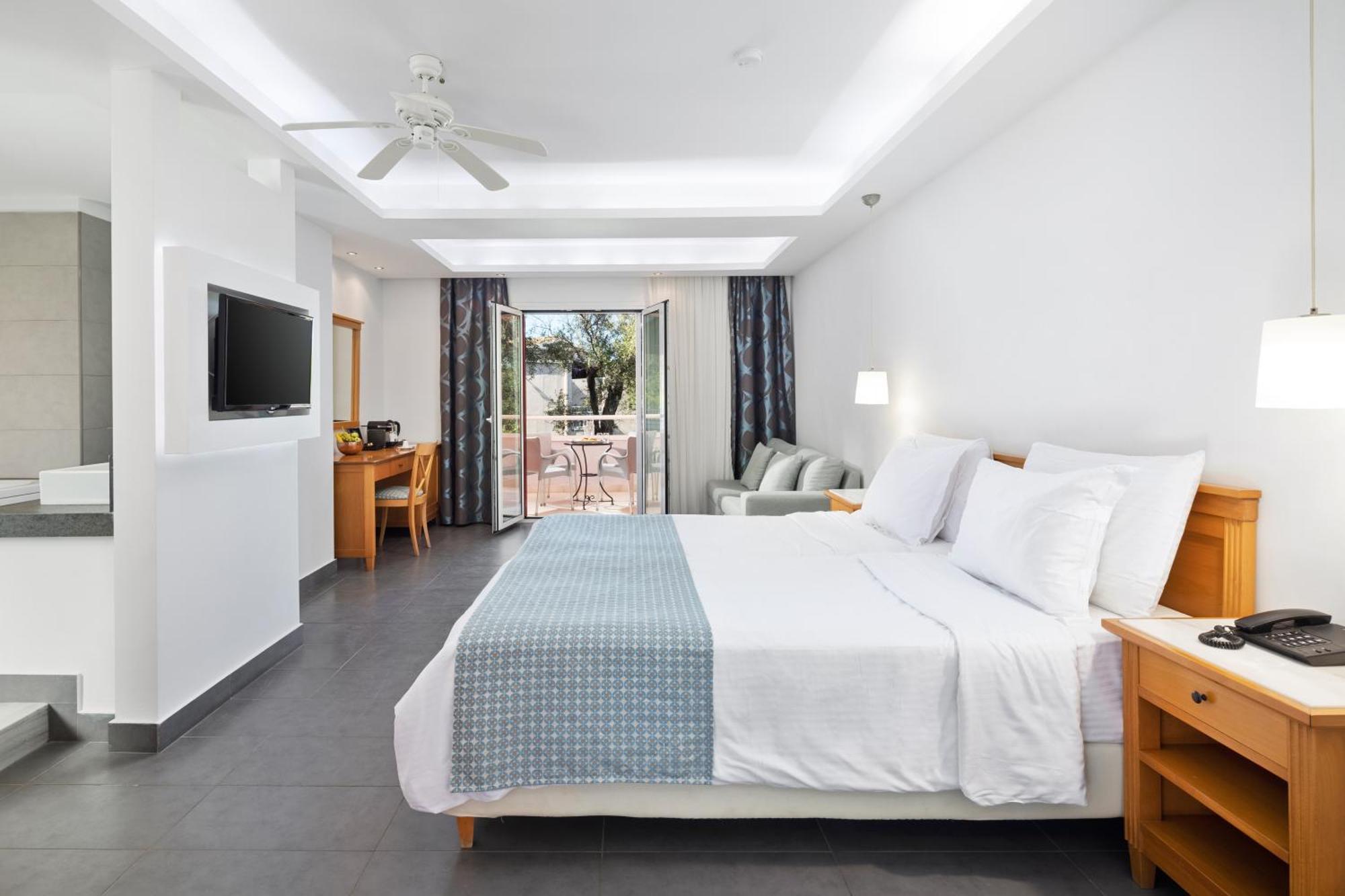 Sentido Apollo Palace Mesongí Exterior photo A room at the hotel